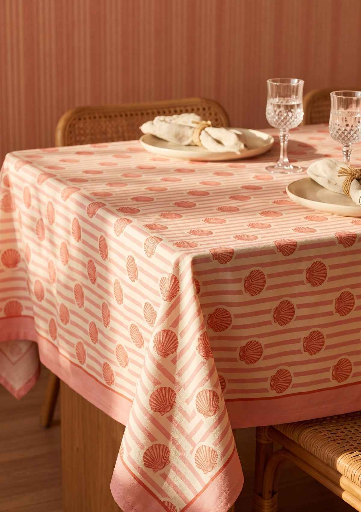 Pembe Midye Baskılı Çizgili Dertsiz Leke Tutmaz Desenli Dikdörtgen Bahçe Balkon Salon Mutfak Masa Piknik Örtüsü 140x220cm