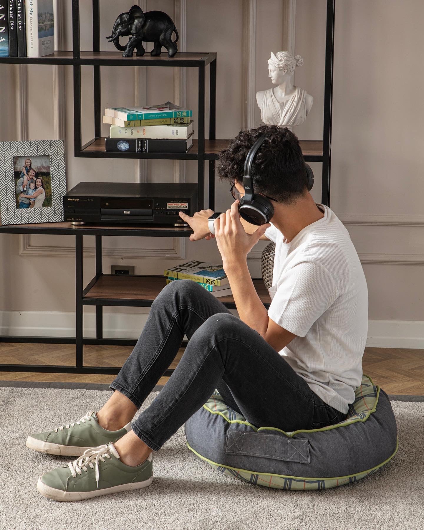 Yuvarlak Dekoratif Bahçe Minderi, Balkon Pufu 60x60cm, Gri Çizgi Desenli