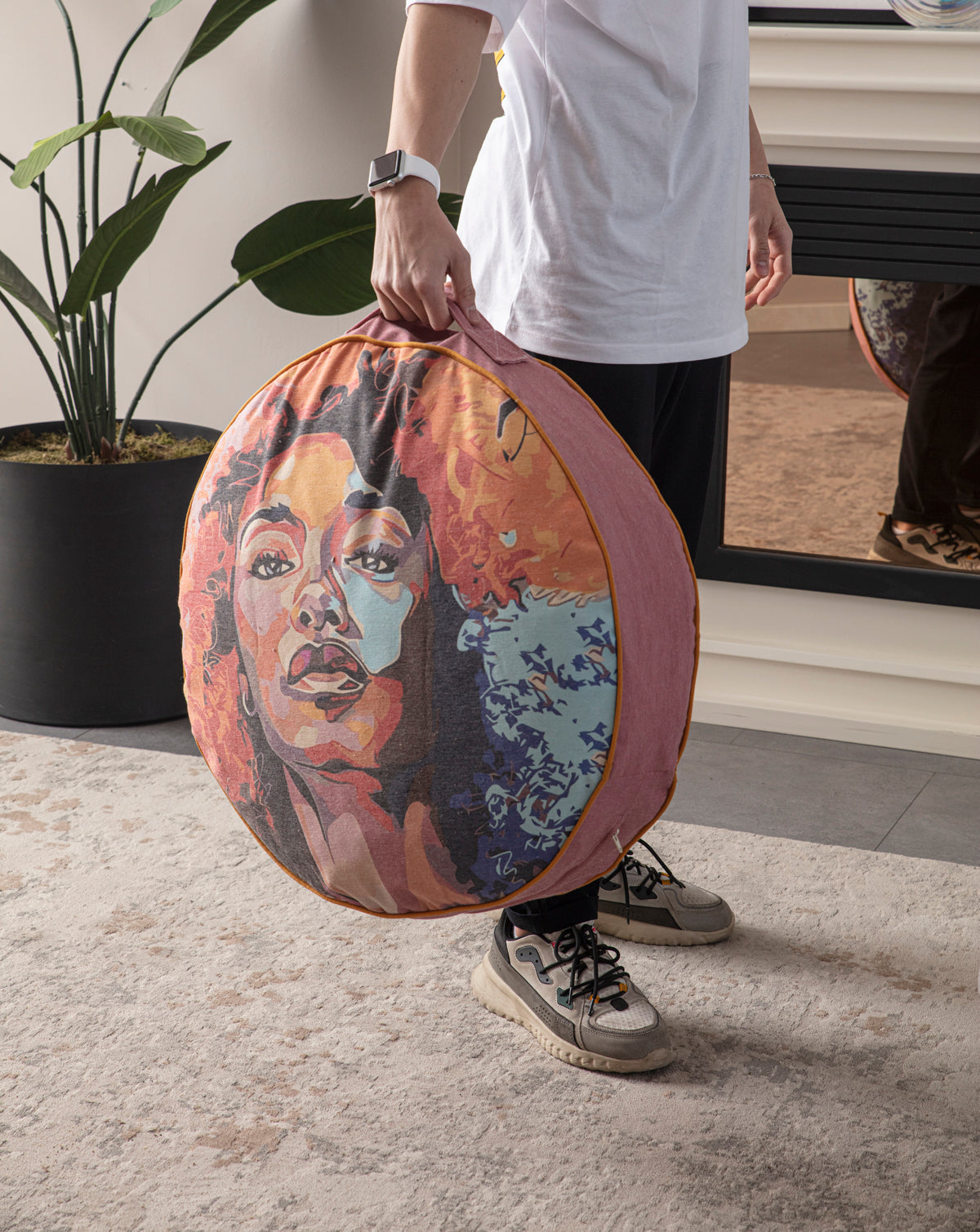 Yuvarlak Dekoratif Bahçe Minderi, Taşınabilir Balkon Pufu, 60x60cm, Portre Desenli