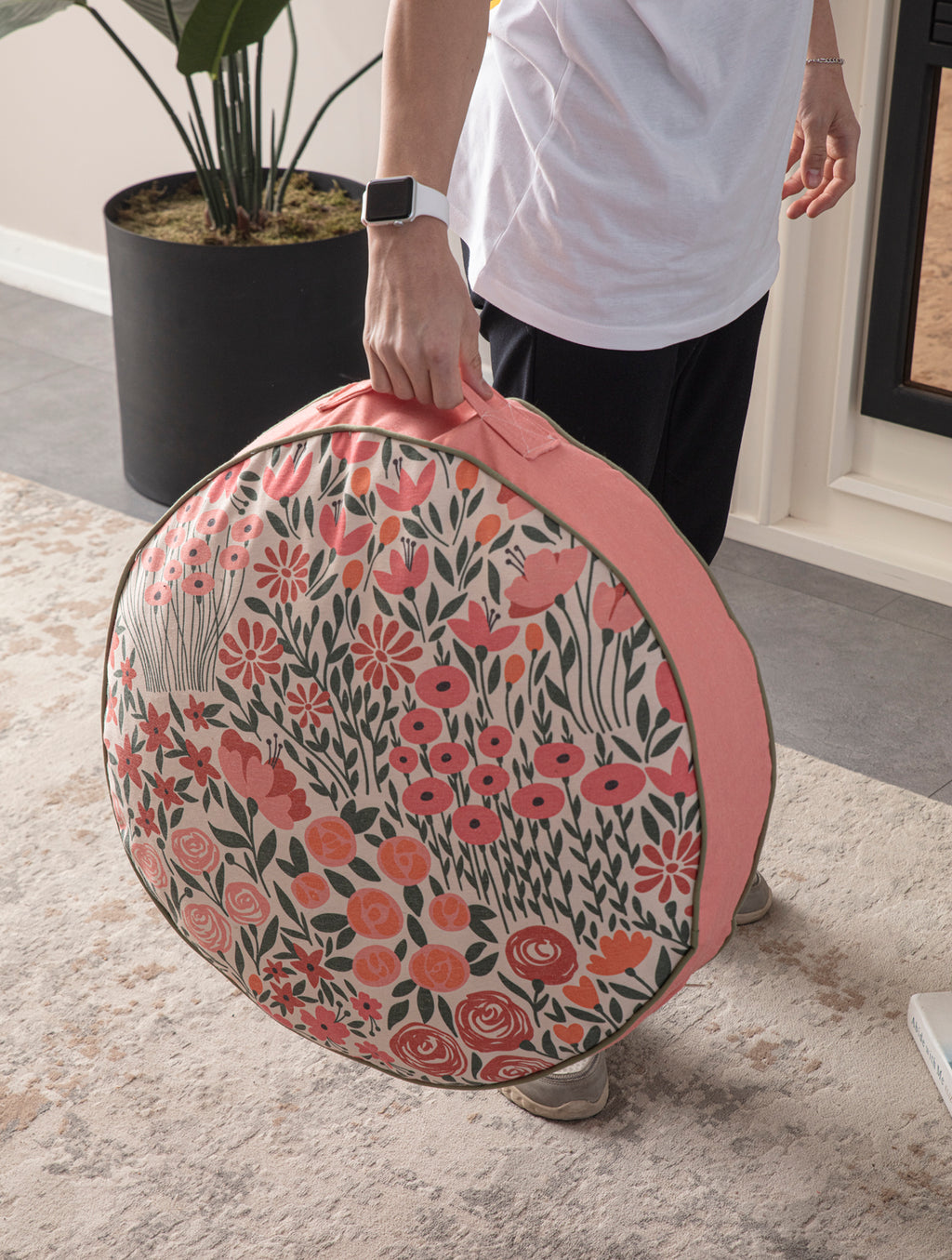 Yuvarlak Dekoratif Bahçe Minderi, Taşınabilir Balkon Pufu, 60x60cm, Pembe Çiçek Desenli