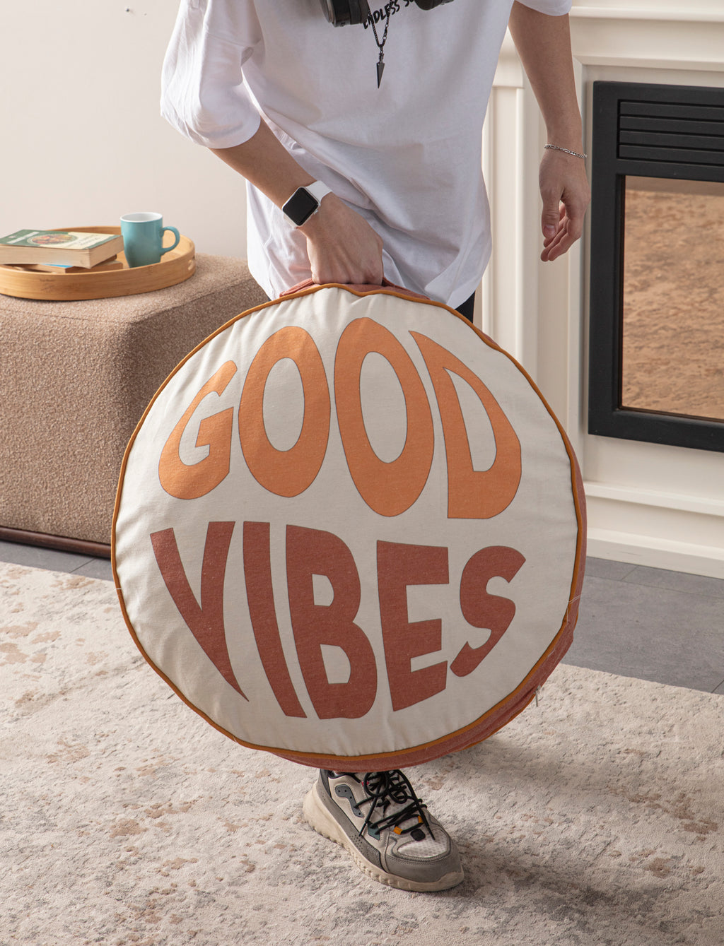 Yuvarlak Dekoratif Bahçe Minderi, Taşınabilir Balkon Pufu, 60x60cm, Good Vibes Yazılı