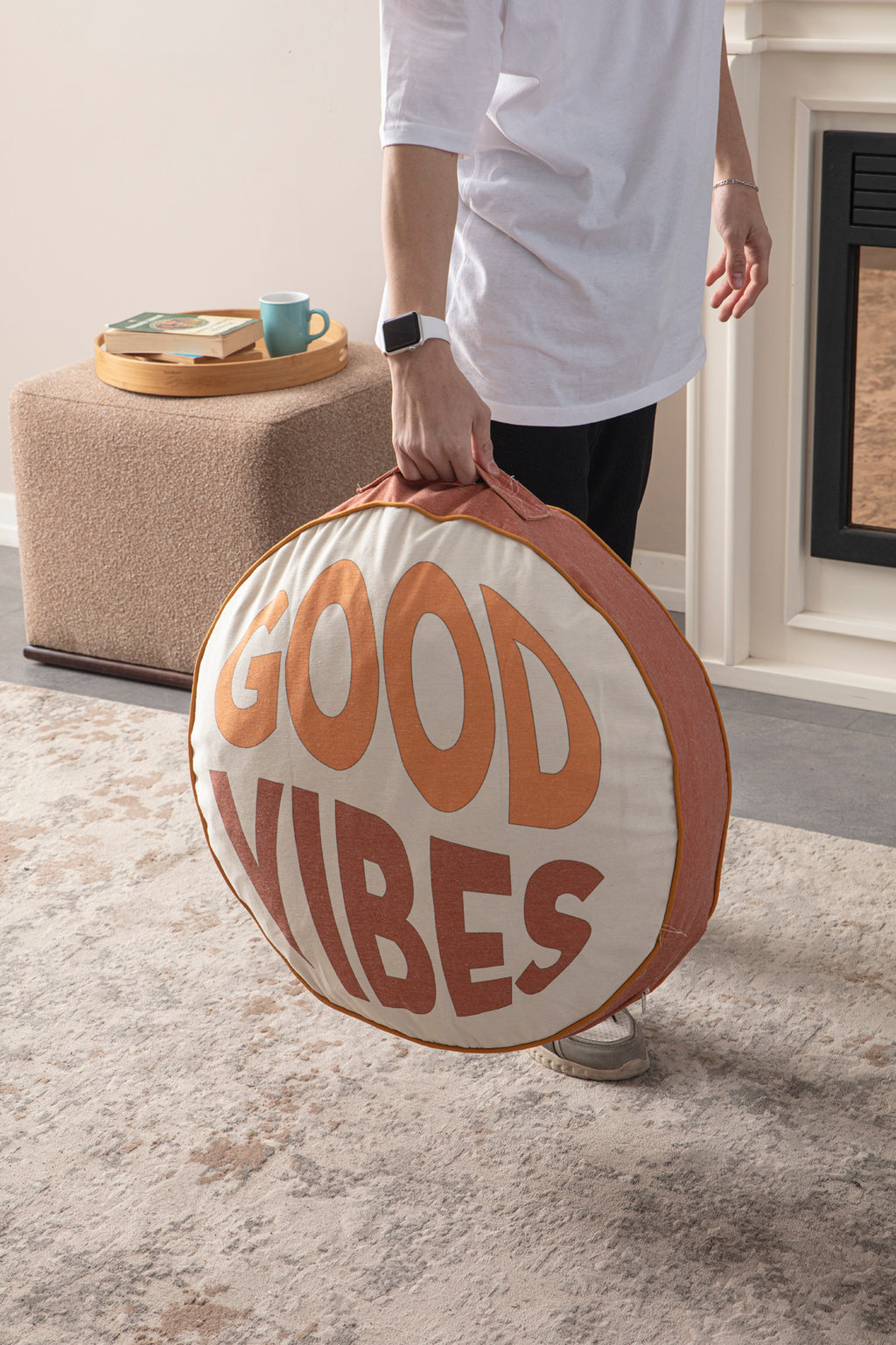 Yuvarlak Dekoratif Bahçe Minderi, Taşınabilir Balkon Pufu, 60x60cm, Good Vibes Yazılı