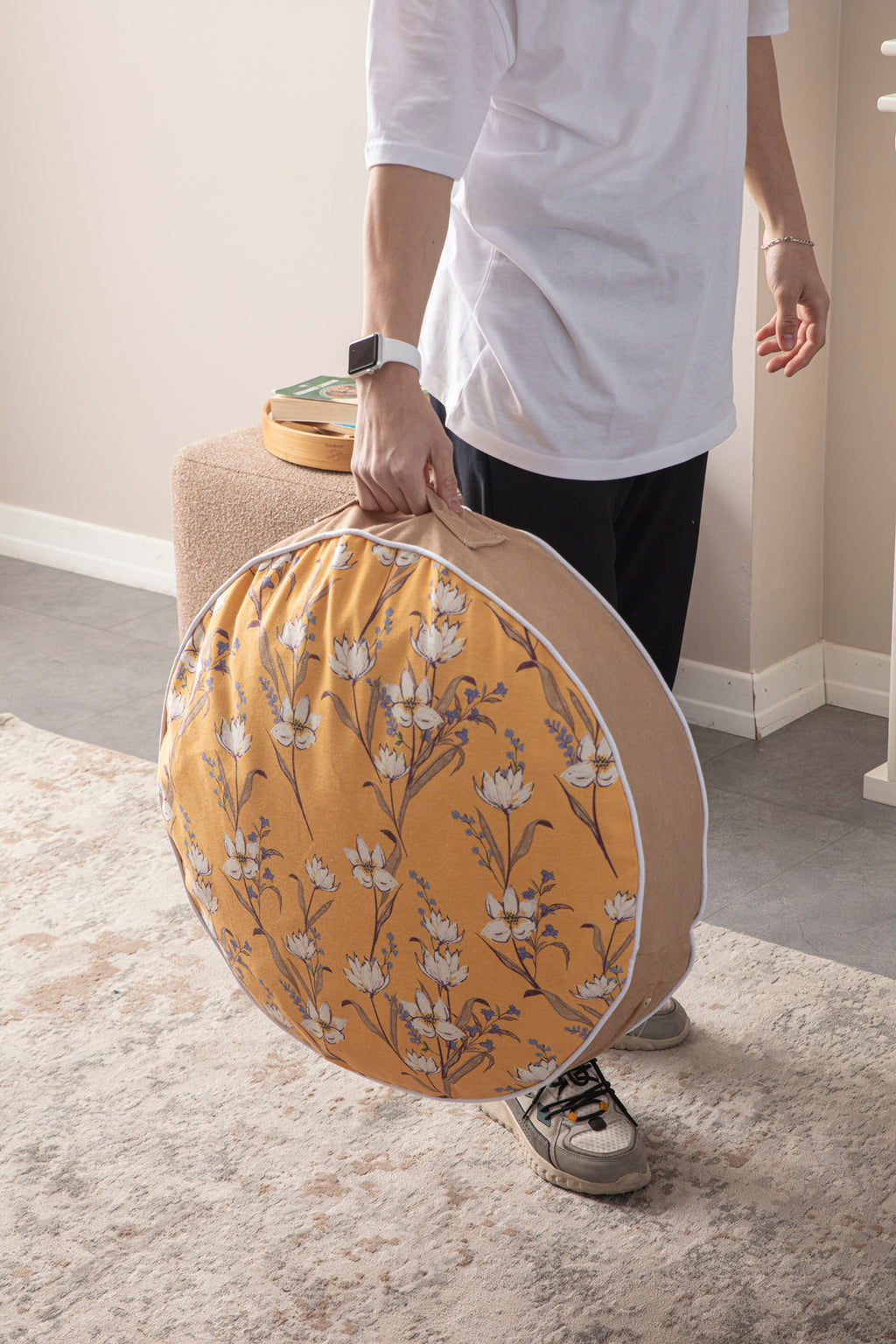 Yuvarlak Dekoratif Bahçe Minderi, Taşınabilir Balkon Pufu, 60x60cm, Turuncu Çiçek Desenli