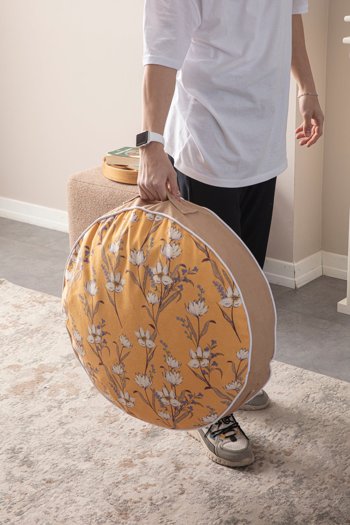 Yuvarlak Dekoratif Bahçe Minderi, Taşınabilir Balkon Pufu, 60x60cm, Turuncu Çiçek Desenli