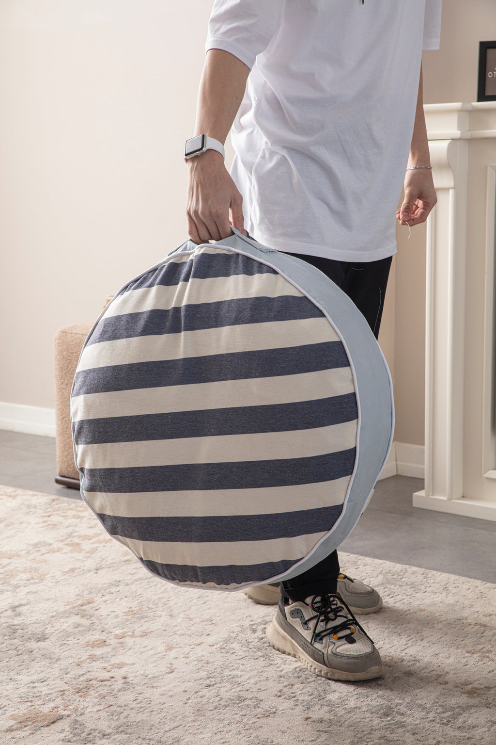 Yuvarlak Dekoratif Bahçe Minderi, Balkon Pufu 60x60cm, Mavi Çizgi Desenli