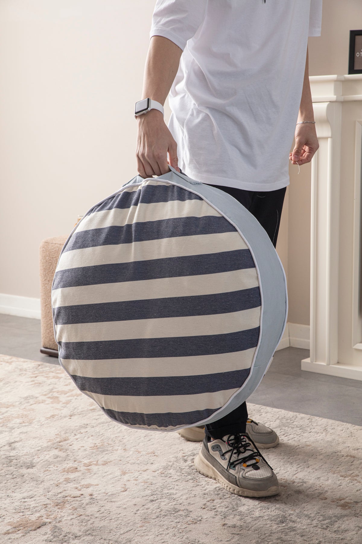 Yuvarlak Dekoratif Bahçe Minderi, Balkon Pufu 60x60cm, Mavi Çizgi Desenli