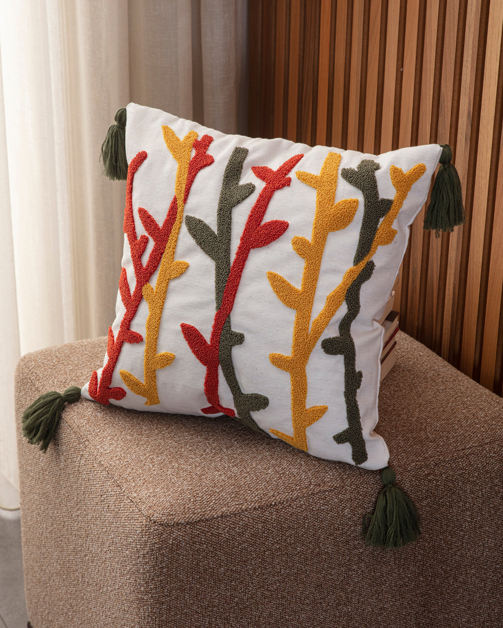 Dekoratif Punch İşlemeli Püsküllü Keten Kırlent Kılıfı, Yeşil Püsküllü 43x43cm