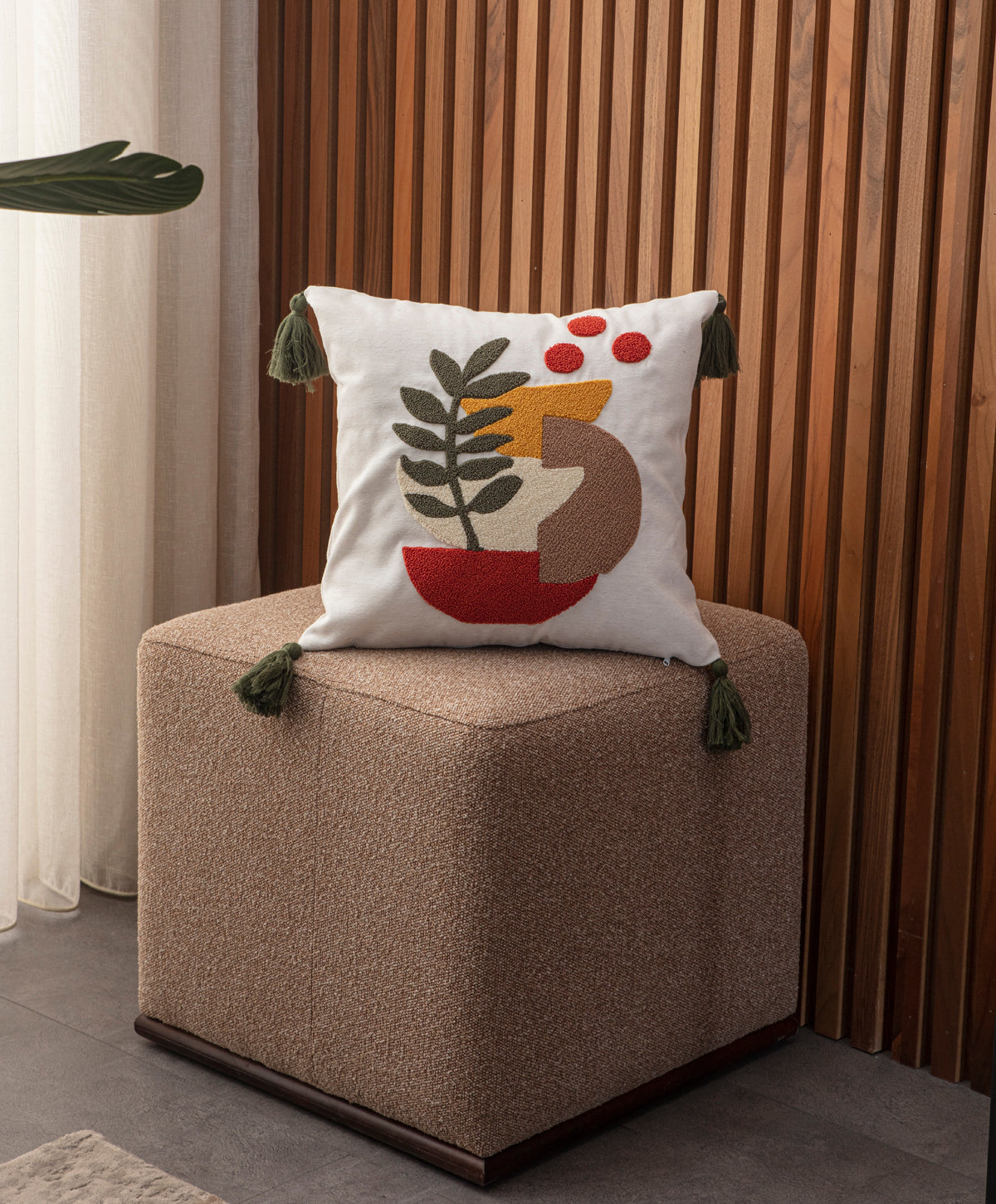 Dekoratif Punch İşlemeli Püsküllü Keten Kırlent Kılıfı, Yeşil Püsküllü 43x43cm