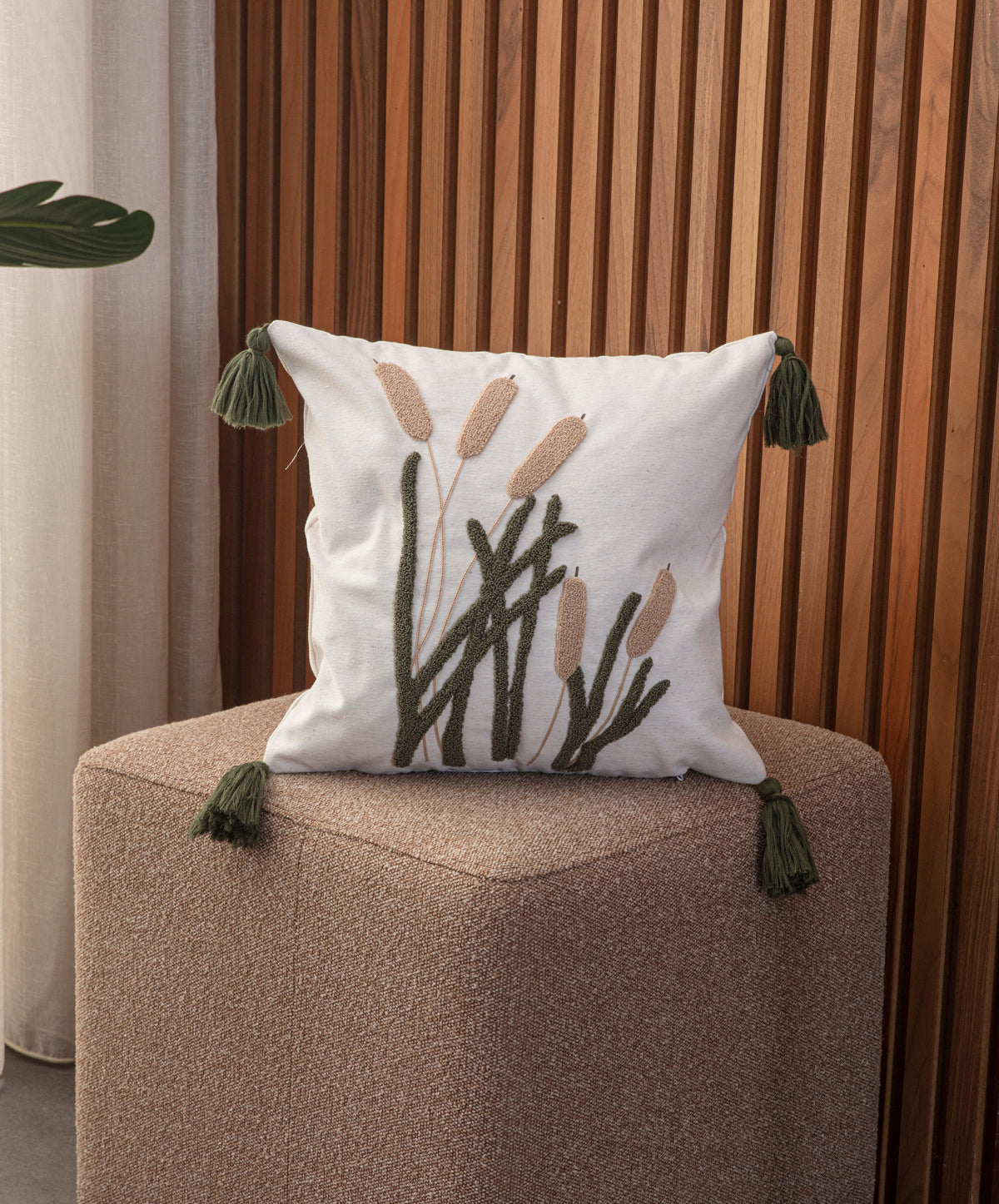 Dekoratif Punch İşlemeli Püsküllü Keten Kırlent Kılıfı, Yeşil Püsküllü 43x43cm