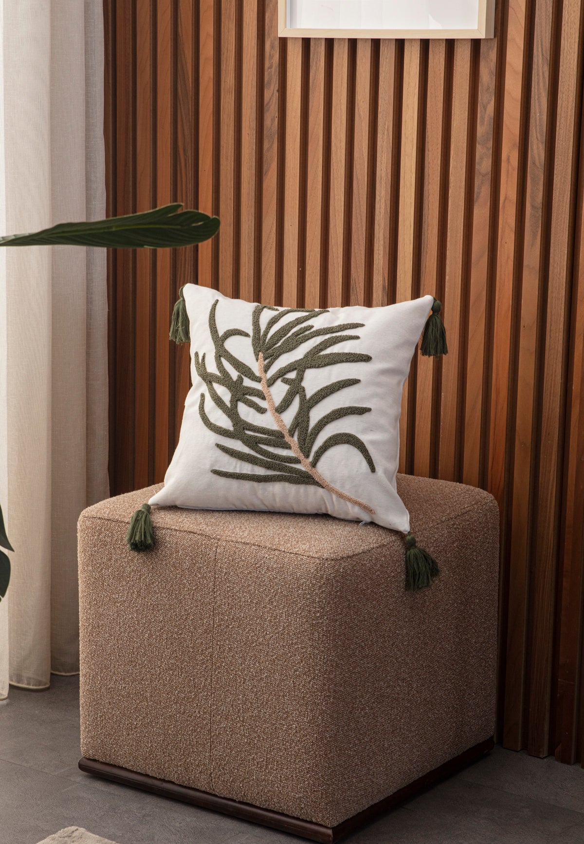 Dekoratif Punch İşlemeli Püsküllü Keten Kırlent Kılıfı, Yeşil Püsküllü 43x43cm