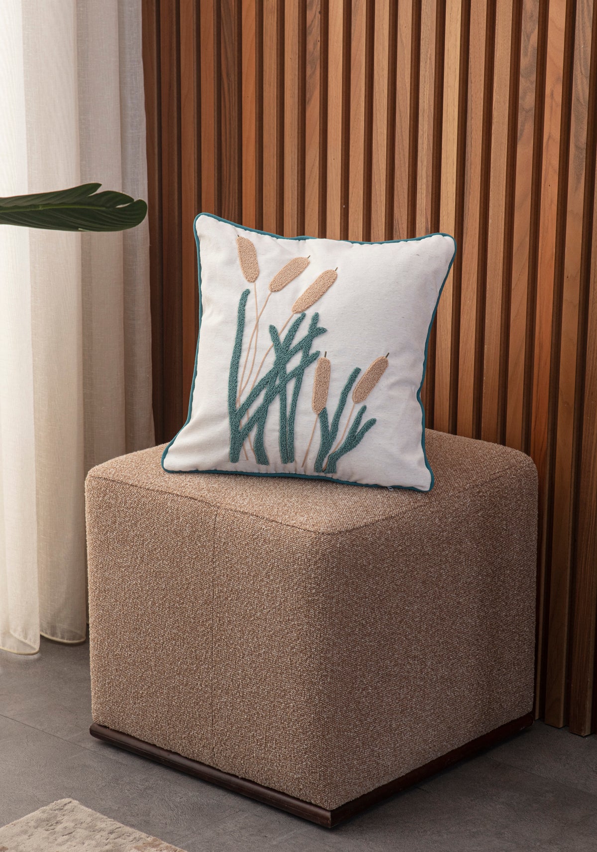 Dekoratif Punch İşlemeli Biyeli Keten Kırlent Kılıfı, 43x43cm