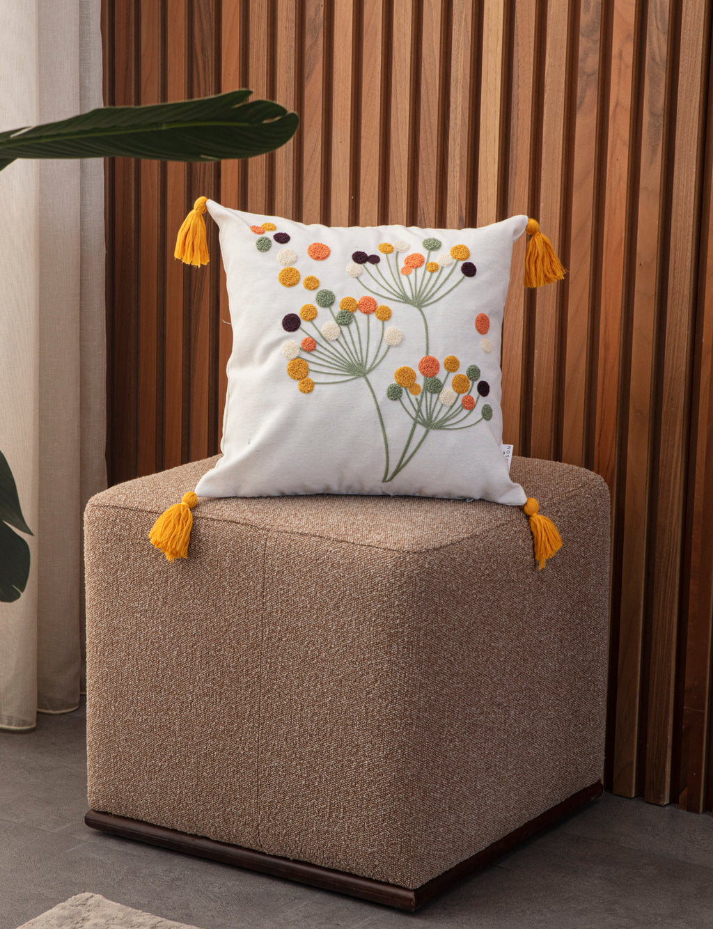 Dekoratif Punch İşlemeli Püsküllü Keten Kırlent Kılıfı, 43x43cm