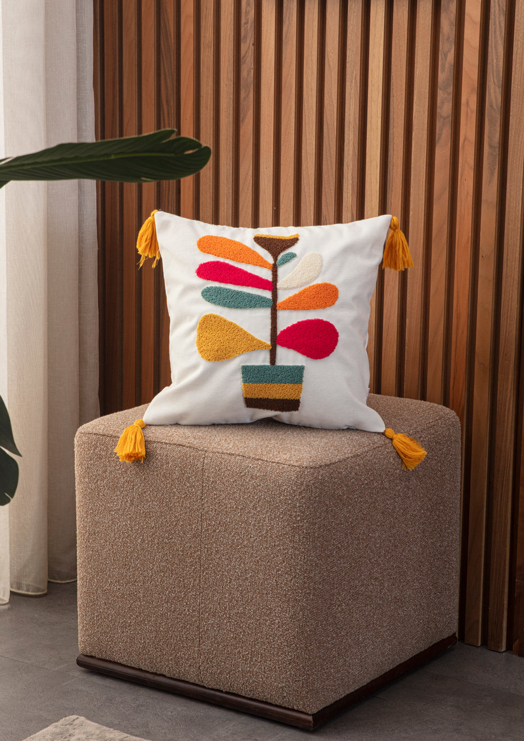 Dekoratif Punch İşlemeli Püsküllü Keten Kırlent Kılıfı, 43x43cm