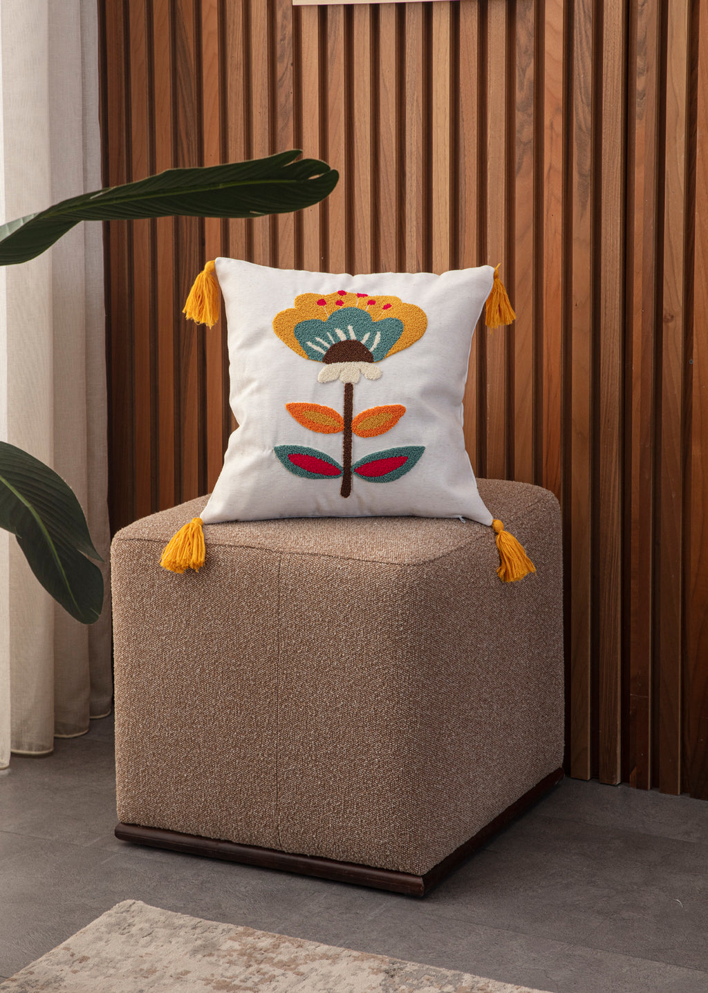 Dekoratif Punch İşlemeli Püsküllü Keten Kırlent Kılıfı, 43x43cm