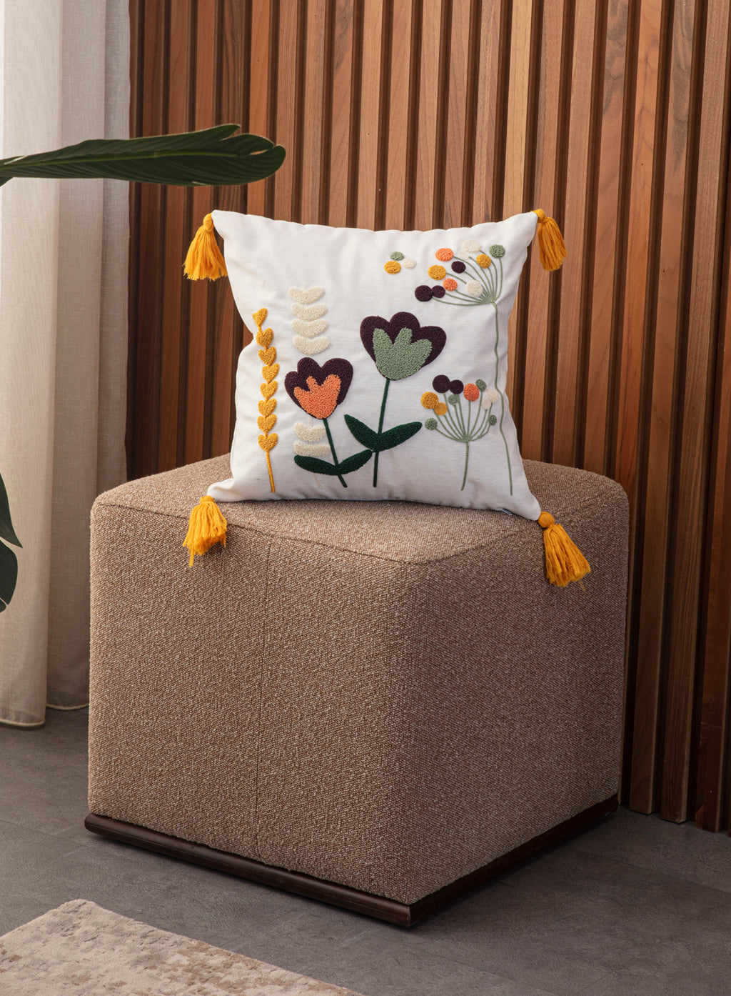 Dekoratif Punch İşlemeli Püsküllü Keten Kırlent Kılıfı, 43x43cm