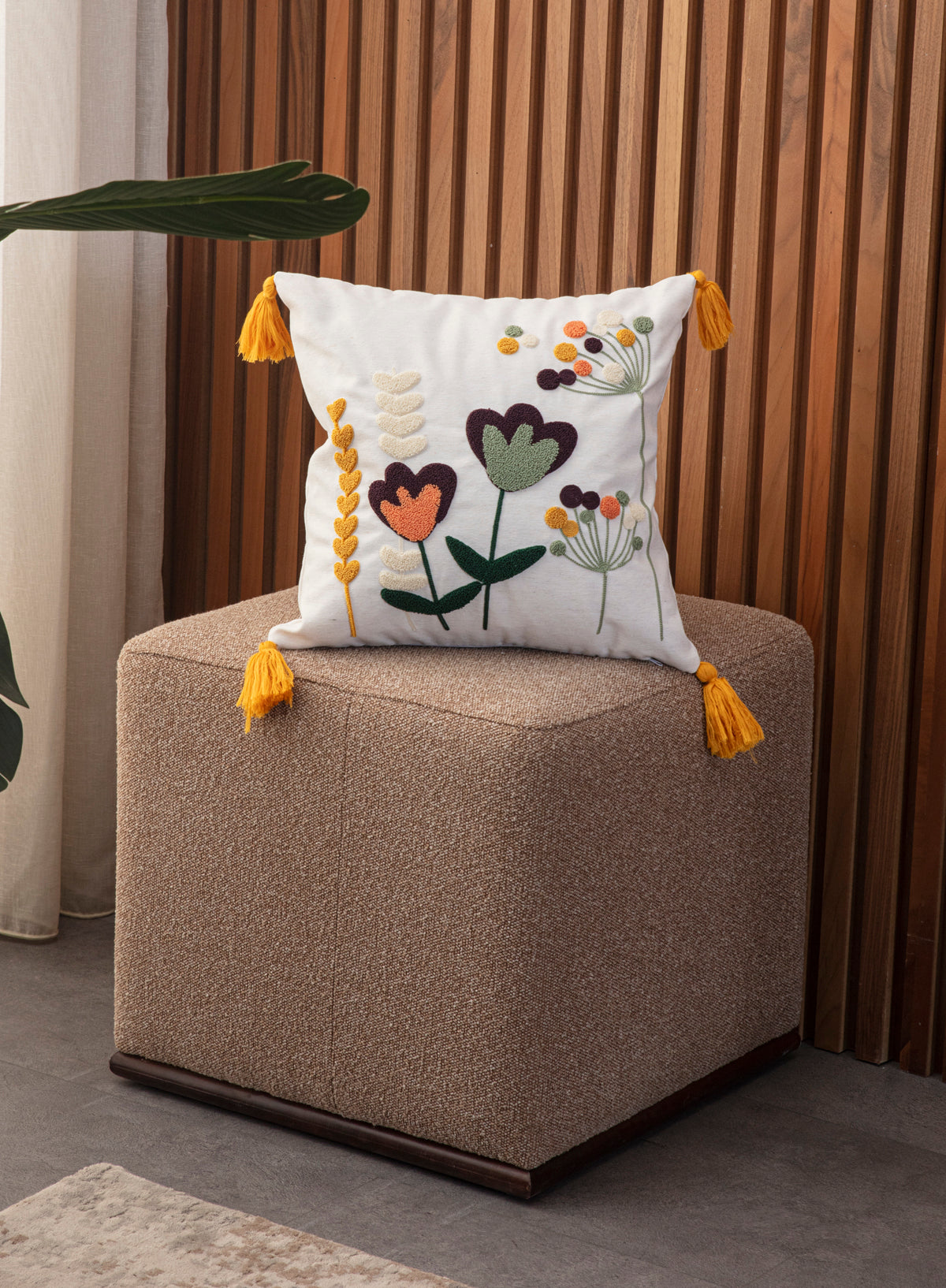 Dekoratif Punch İşlemeli Püsküllü Keten Kırlent Kılıfı, 43x43cm