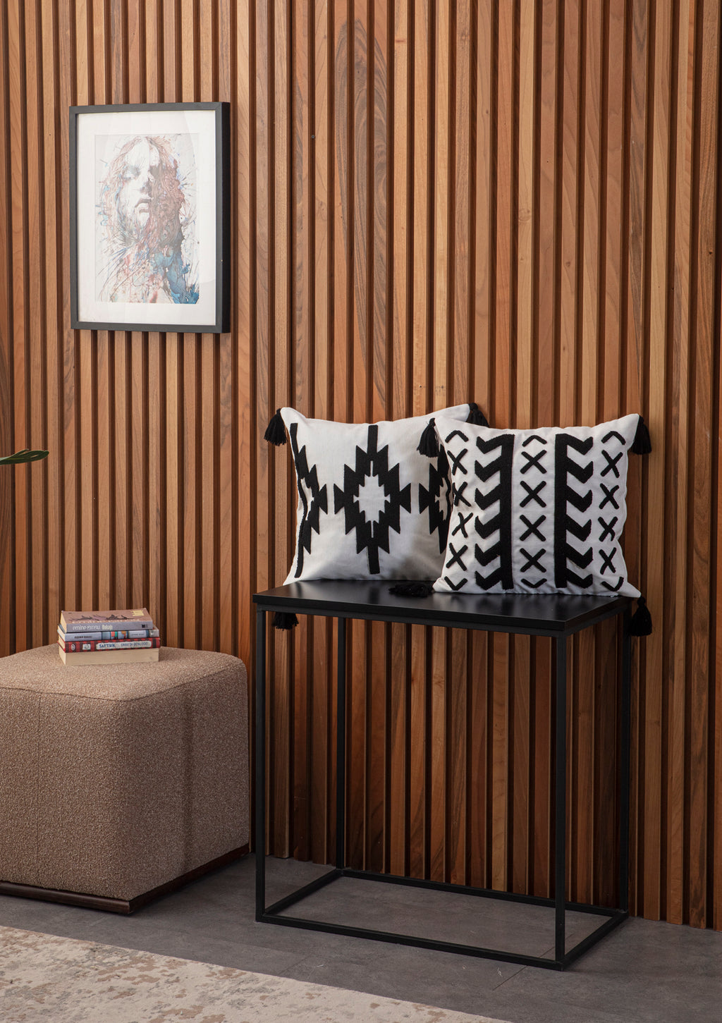 Dekoratif Punch İşlemeli Püsküllü Keten Kırlent Kılıfı, Siyah