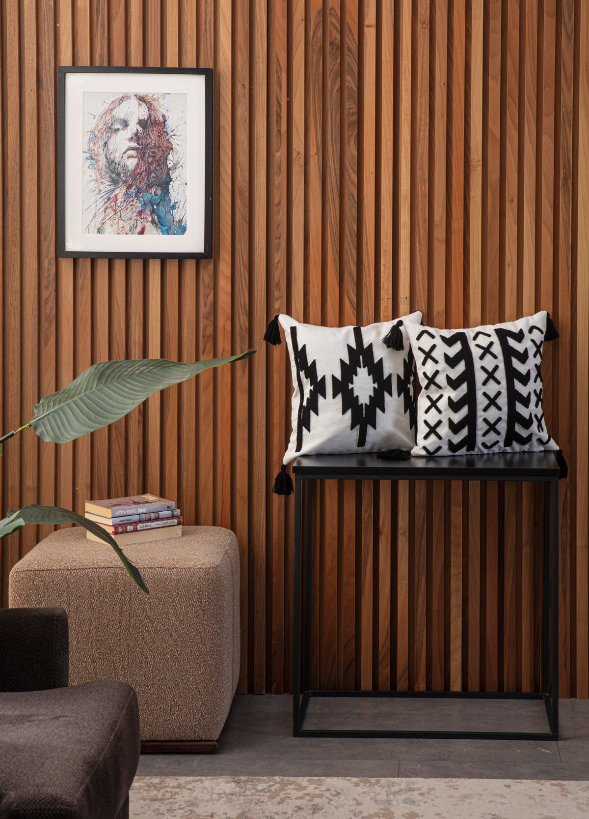 Dekoratif Punch İşlemeli Püsküllü Keten Kırlent Kılıfı, Siyah