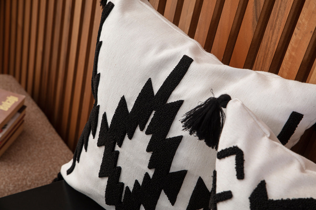 Dekoratif Punch İşlemeli Püsküllü Keten Kırlent Kılıfı, Siyah