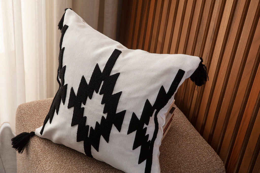 Dekoratif Punch İşlemeli Püsküllü Keten Kırlent Kılıfı, Siyah