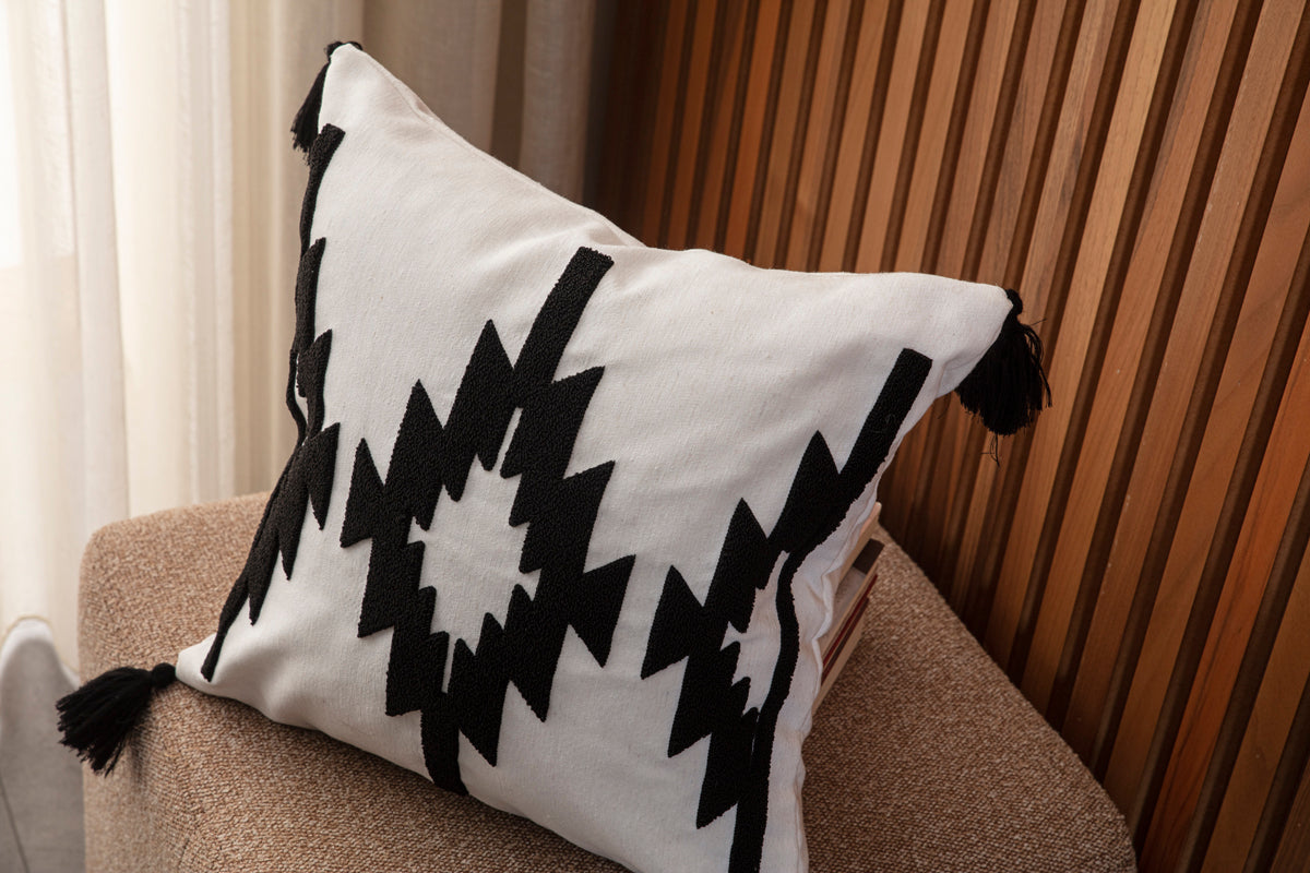 Dekoratif Punch İşlemeli Püsküllü Keten Kırlent Kılıfı, Siyah