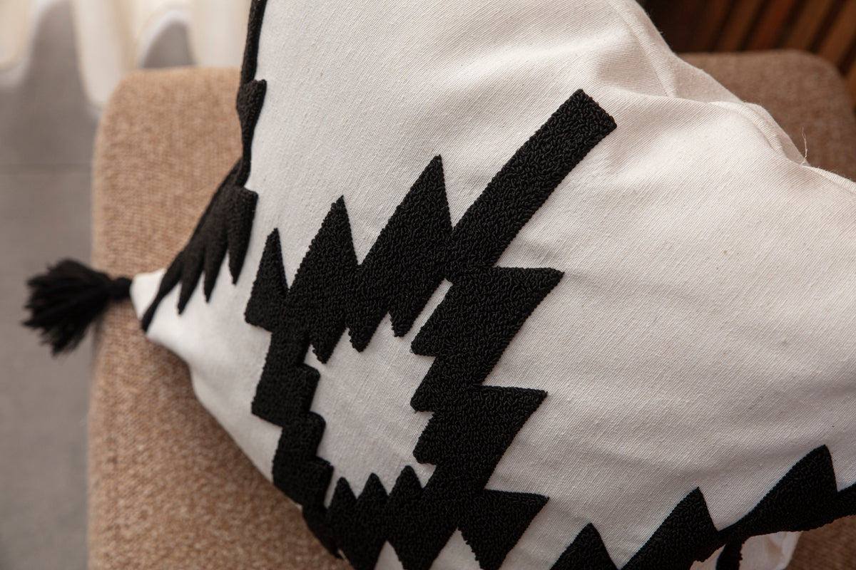 Dekoratif Punch İşlemeli Püsküllü Keten Kırlent Kılıfı, Siyah