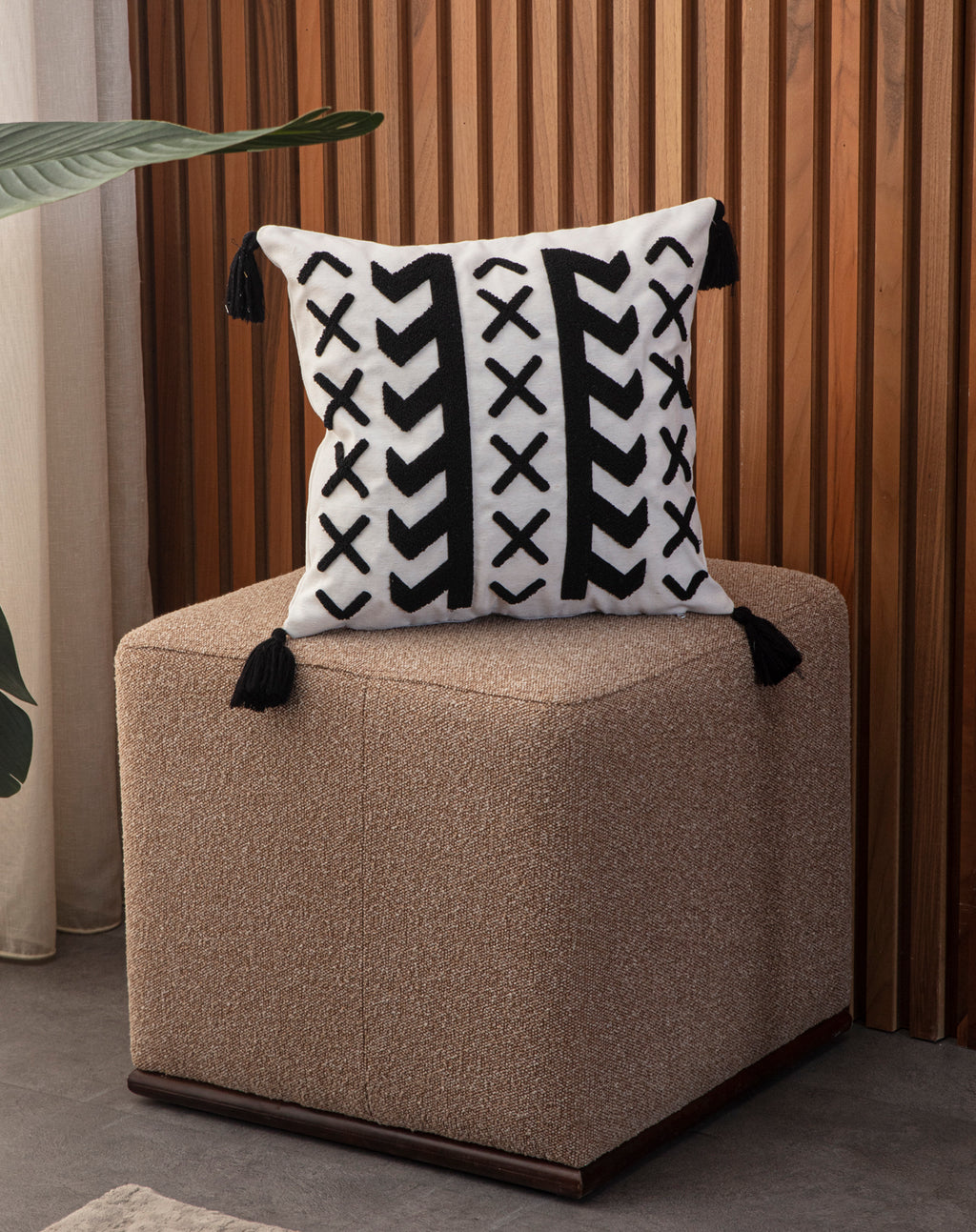 Dekoratif Punch İşlemeli Püsküllü Keten Kırlent Kılıfı, Siyah