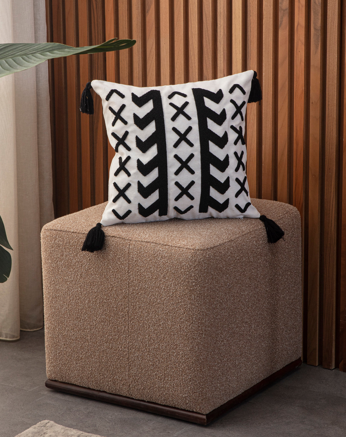 Dekoratif Punch İşlemeli Püsküllü Keten Kırlent Kılıfı, Siyah