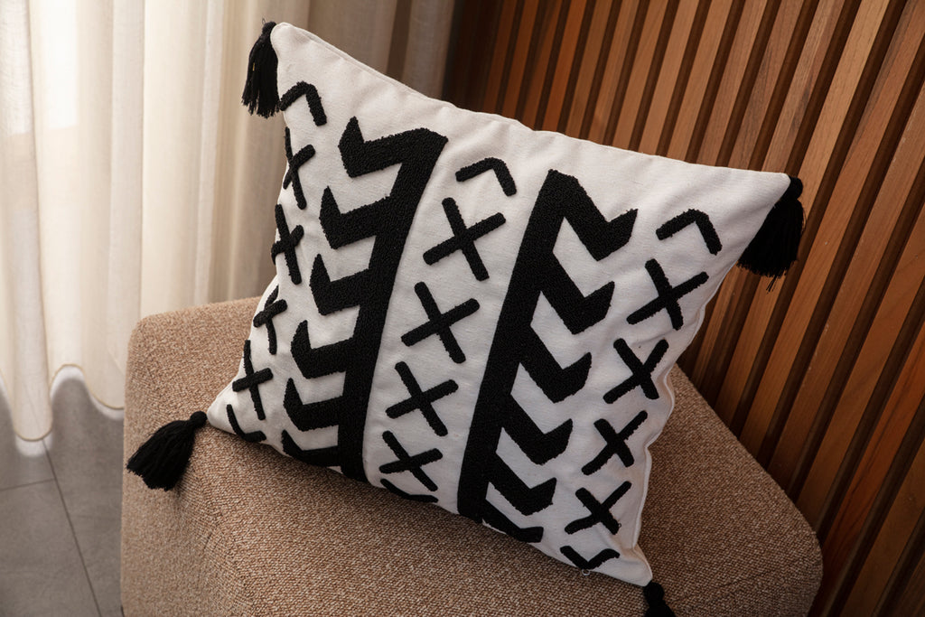 Dekoratif Punch İşlemeli Püsküllü Keten Kırlent Kılıfı, Siyah