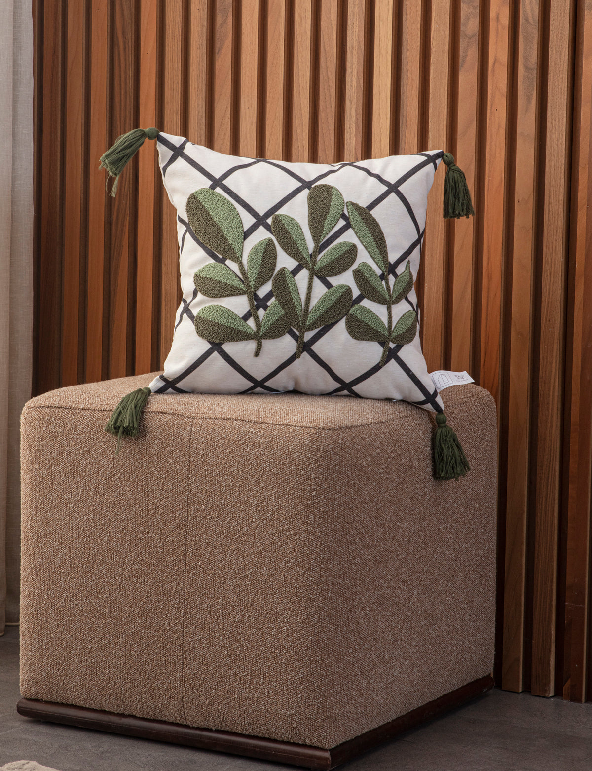 Dekoratif Punch İşlemeli Püsküllü Keten Kırlent Kılıfı, Kaktüs