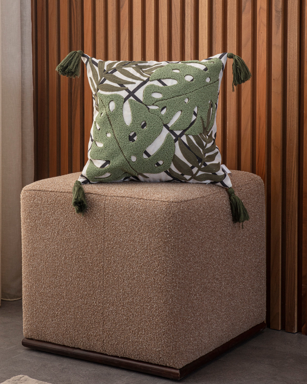 Dekoratif Punch İşlemeli Püsküllü Keten Kırlent Kılıfı, Yaprak