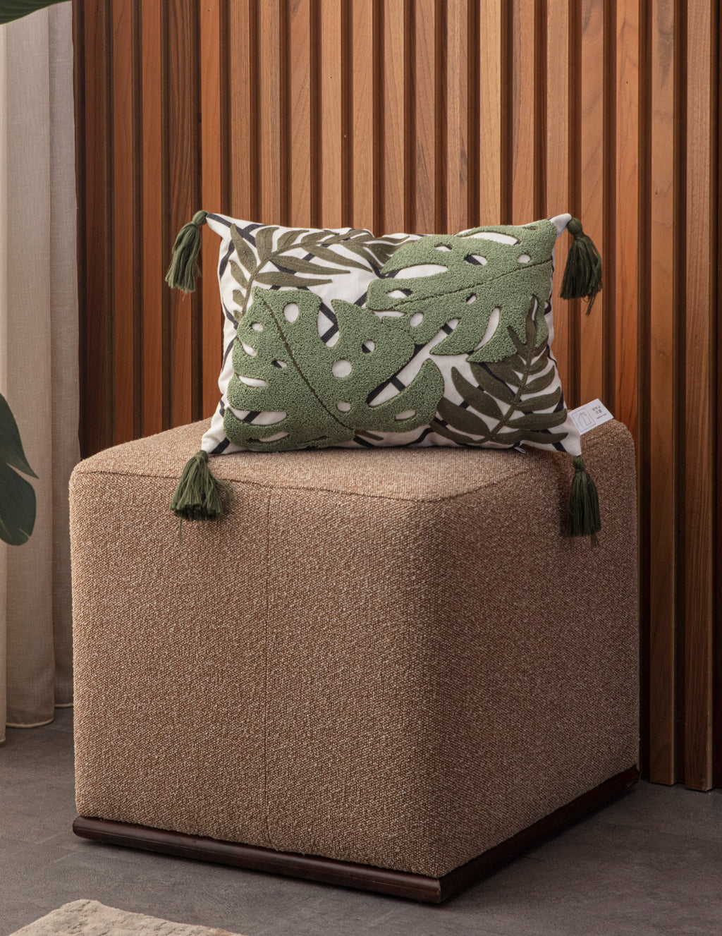 Dekoratif Punch İşlemeli Püsküllü Keten Kırlent Kılıfı, Yaprak