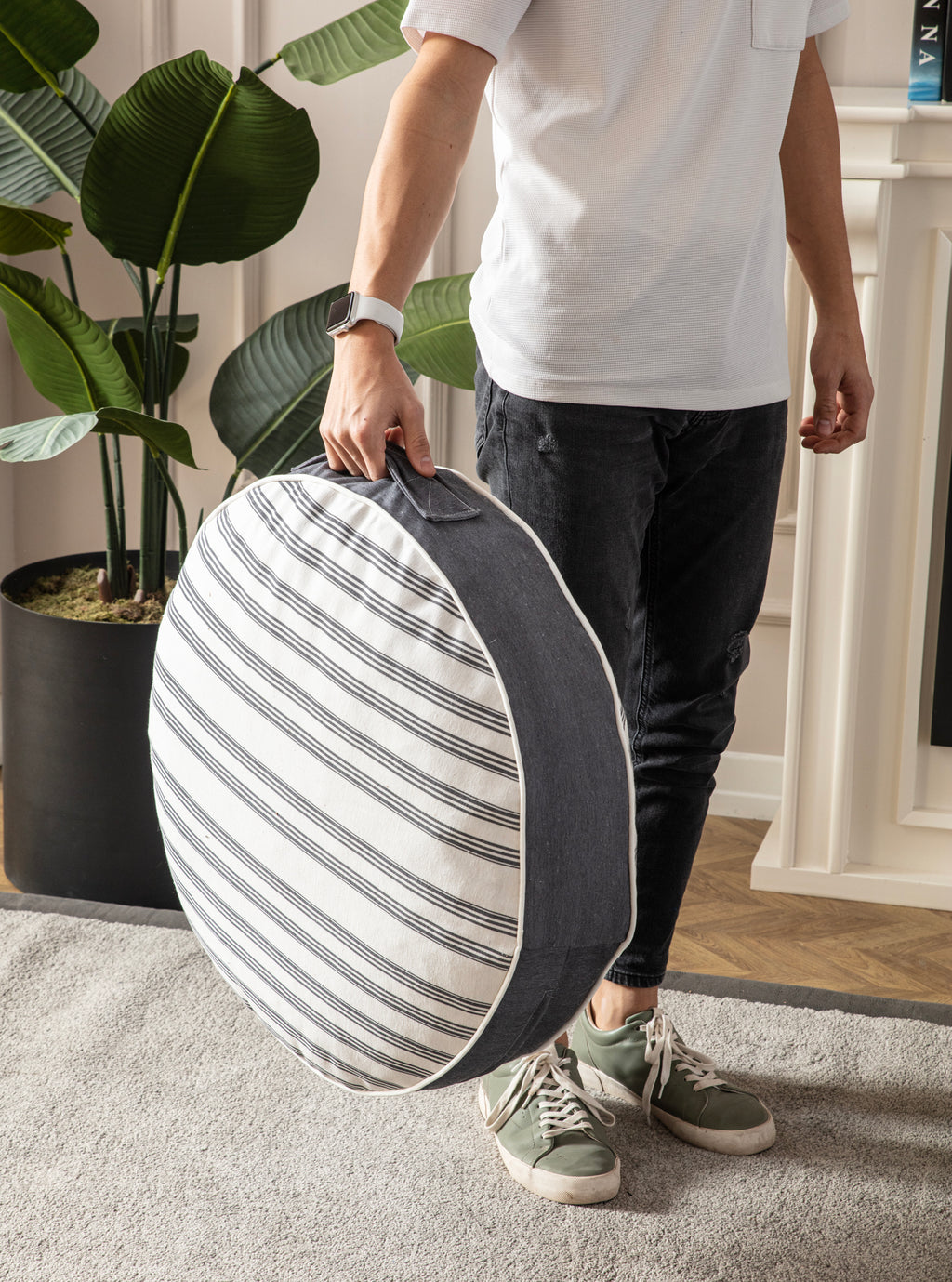 Yuvarlak Dekoratif Bahçe Minderi, Balkon Pufu 60x60cm, Gri Çizgi Desenli