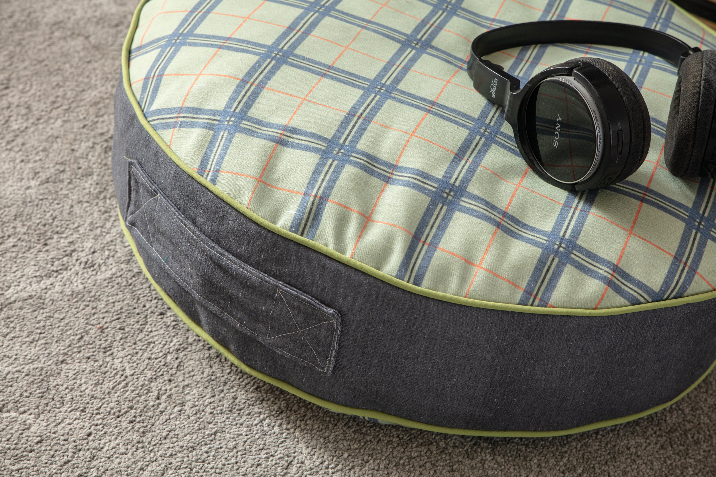 Yuvarlak Dekoratif Bahçe Minderi, Balkon Pufu 60x60cm, Yeşil Ekoseli Desenli