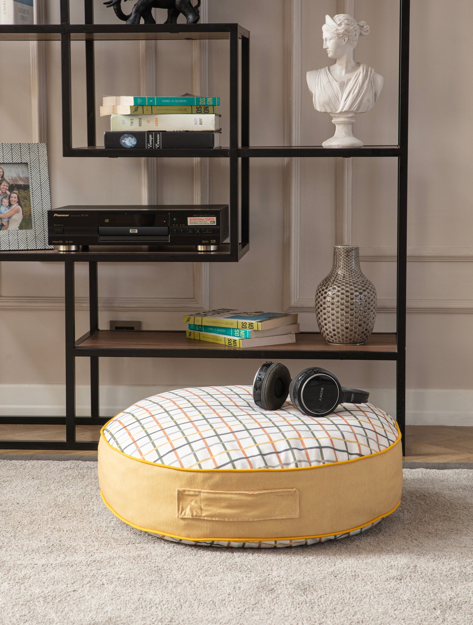 Yuvarlak Dekoratif Bahçe Minderi, Balkon Pufu 60x60cm, Sarı Ekoseli