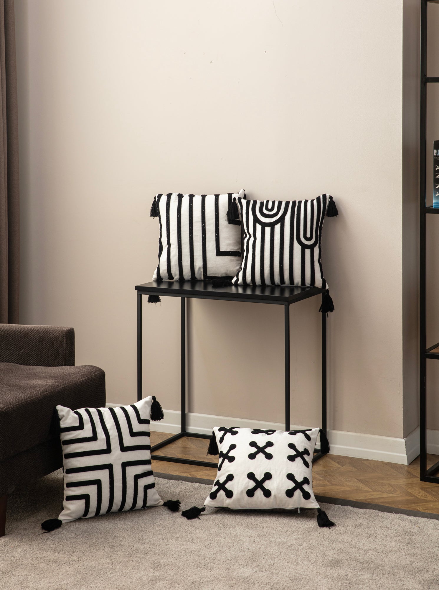 4'lü Kombin Dekoratif Punch İşlemeli Püsküllü Keten Kırlent Kılıfları, Siyah