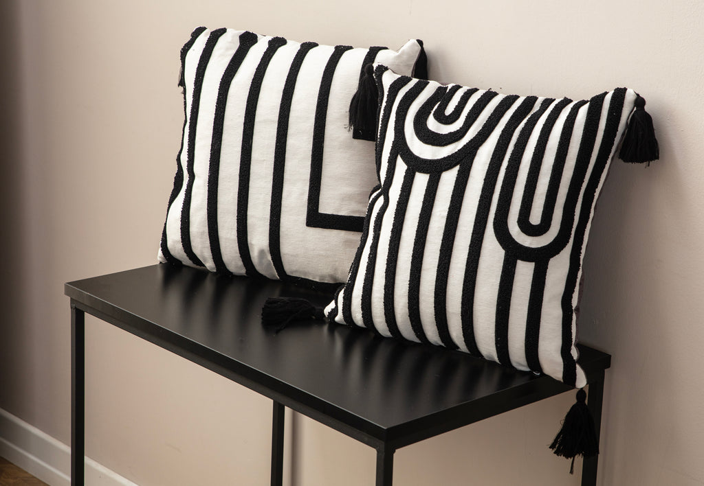 Dekoratif Punch İşlemeli Püsküllü Keten Kırlent Kılıfı, Siyah