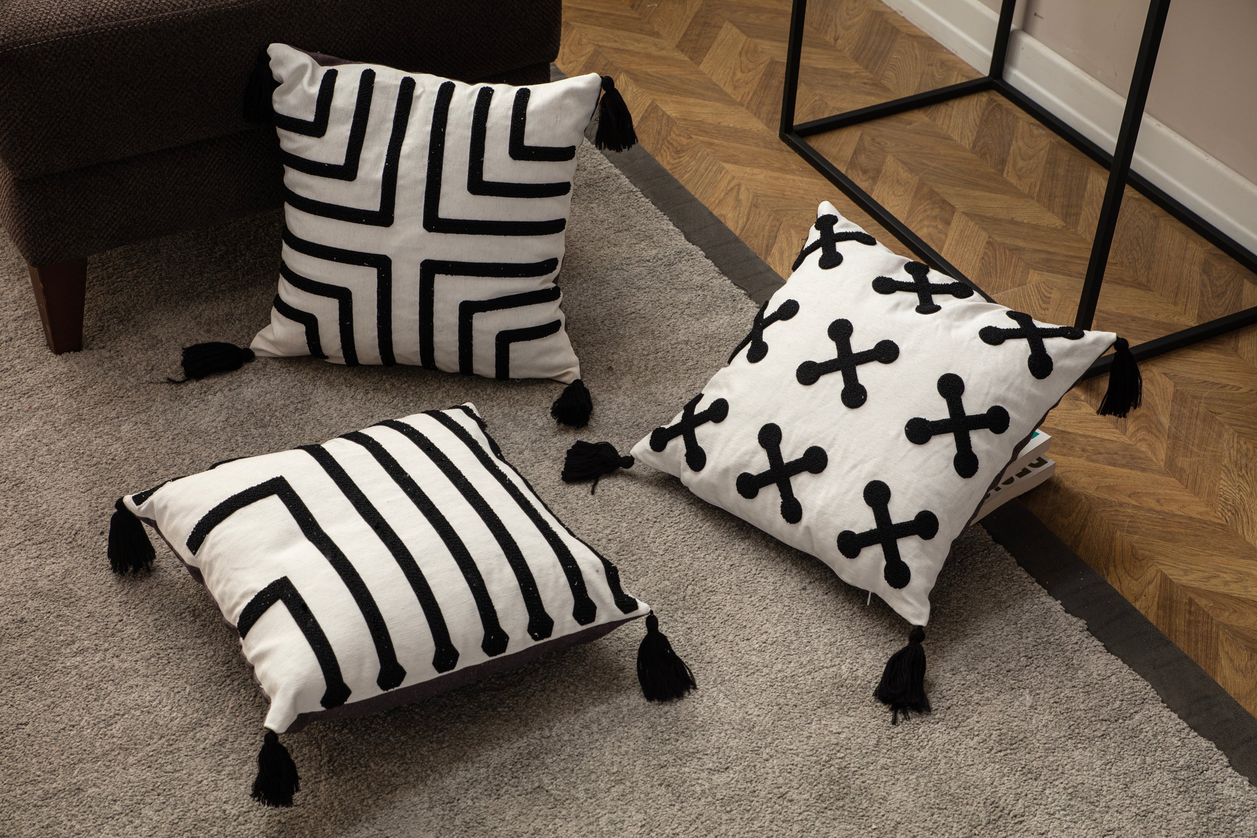 Dekoratif Punch İşlemeli Püsküllü Keten Kırlent Kılıfı, Siyah