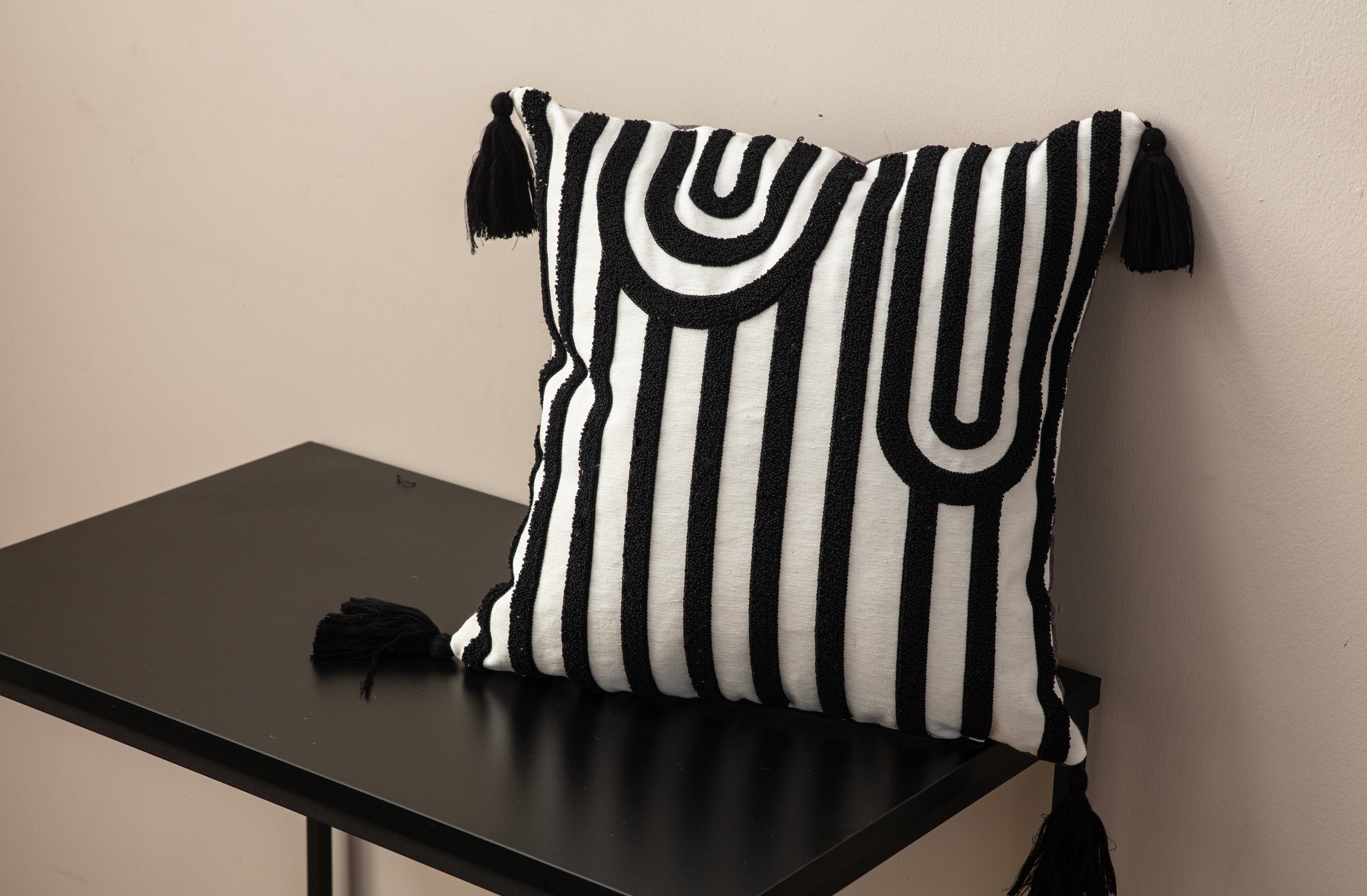 Dekoratif Punch İşlemeli Püsküllü Keten Kırlent Kılıfı, Siyah