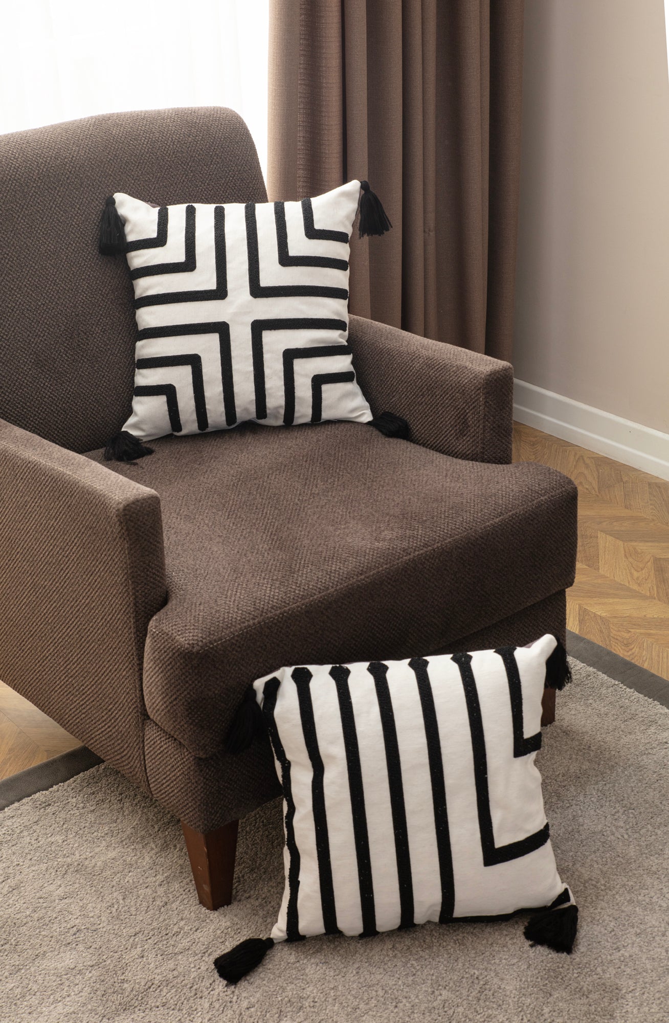 Dekoratif Punch İşlemeli Püsküllü Keten Kırlent Kılıfı, Siyah