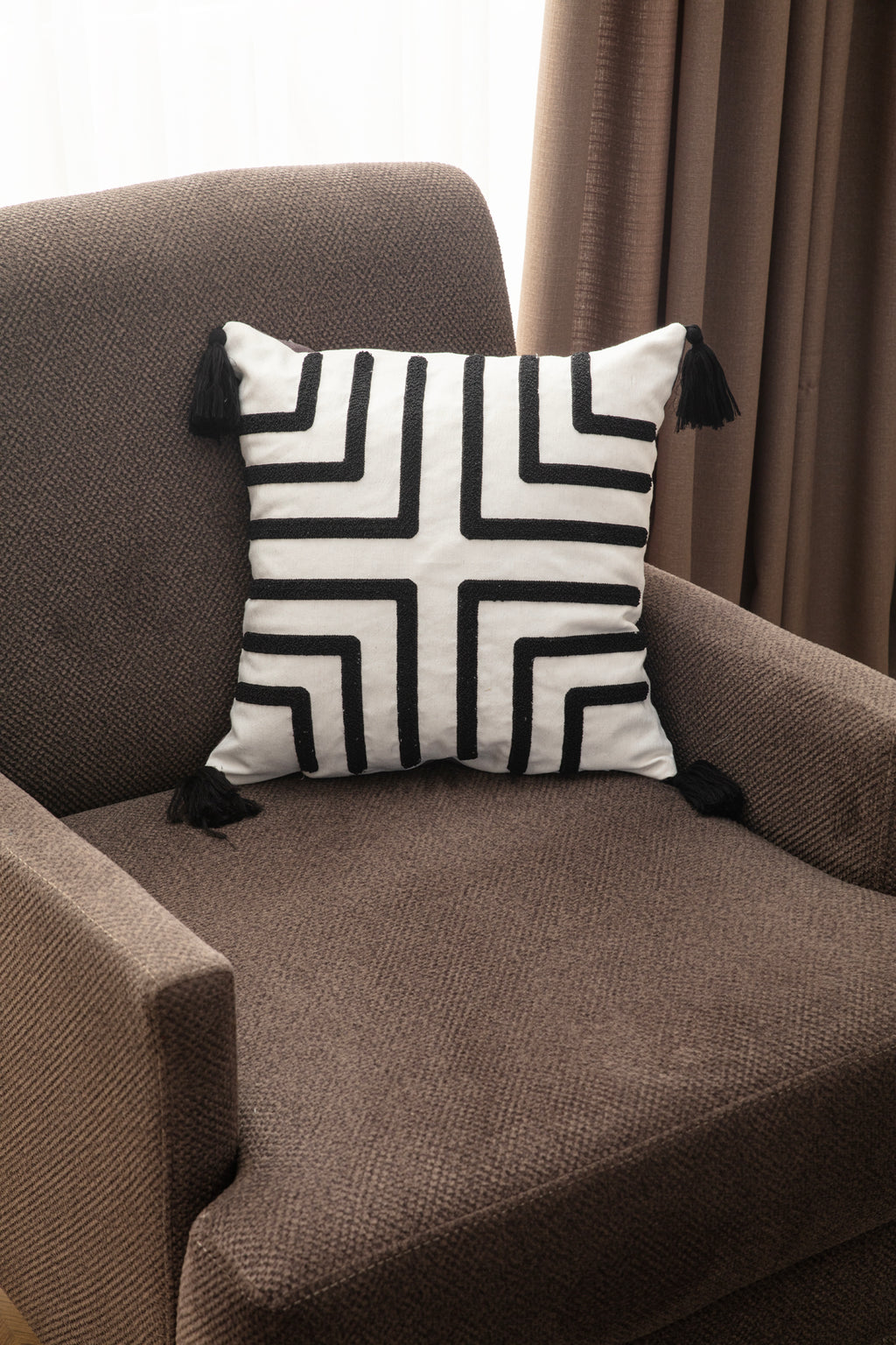 4'lü Kombin Dekoratif Punch İşlemeli Püsküllü Keten Kırlent Kılıfları, Siyah