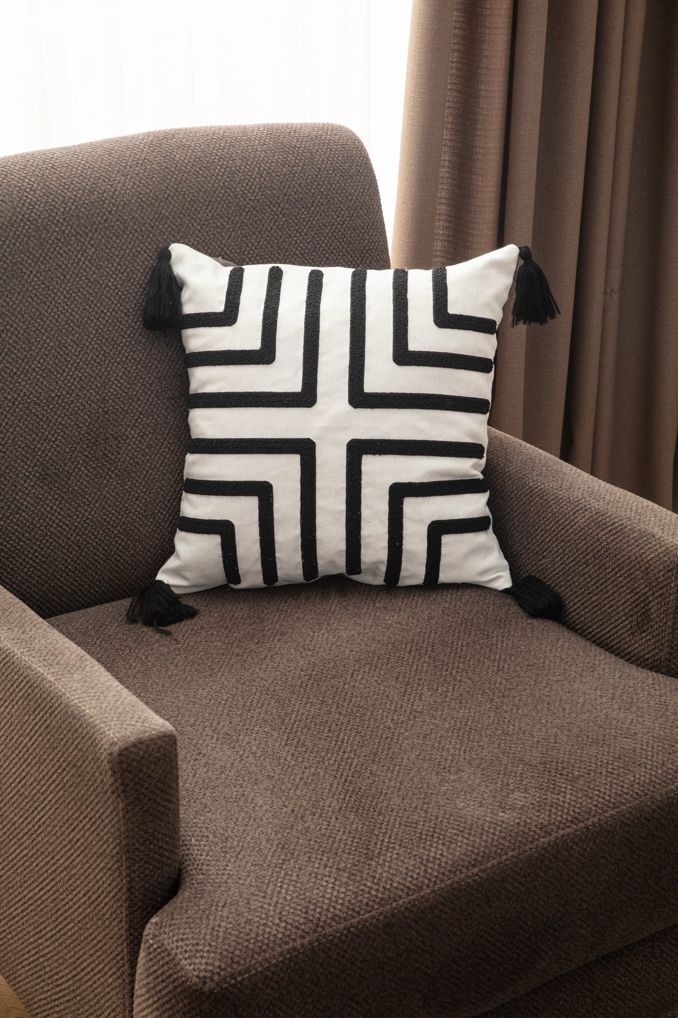 Dekoratif Punch İşlemeli Püsküllü Keten Kırlent Kılıfı, Siyah