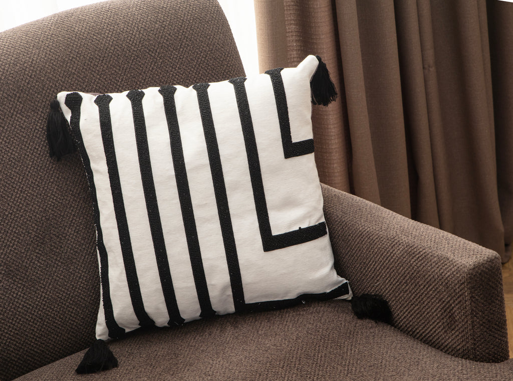 4'lü Kombin Dekoratif Punch İşlemeli Püsküllü Keten Kırlent Kılıfları, Siyah