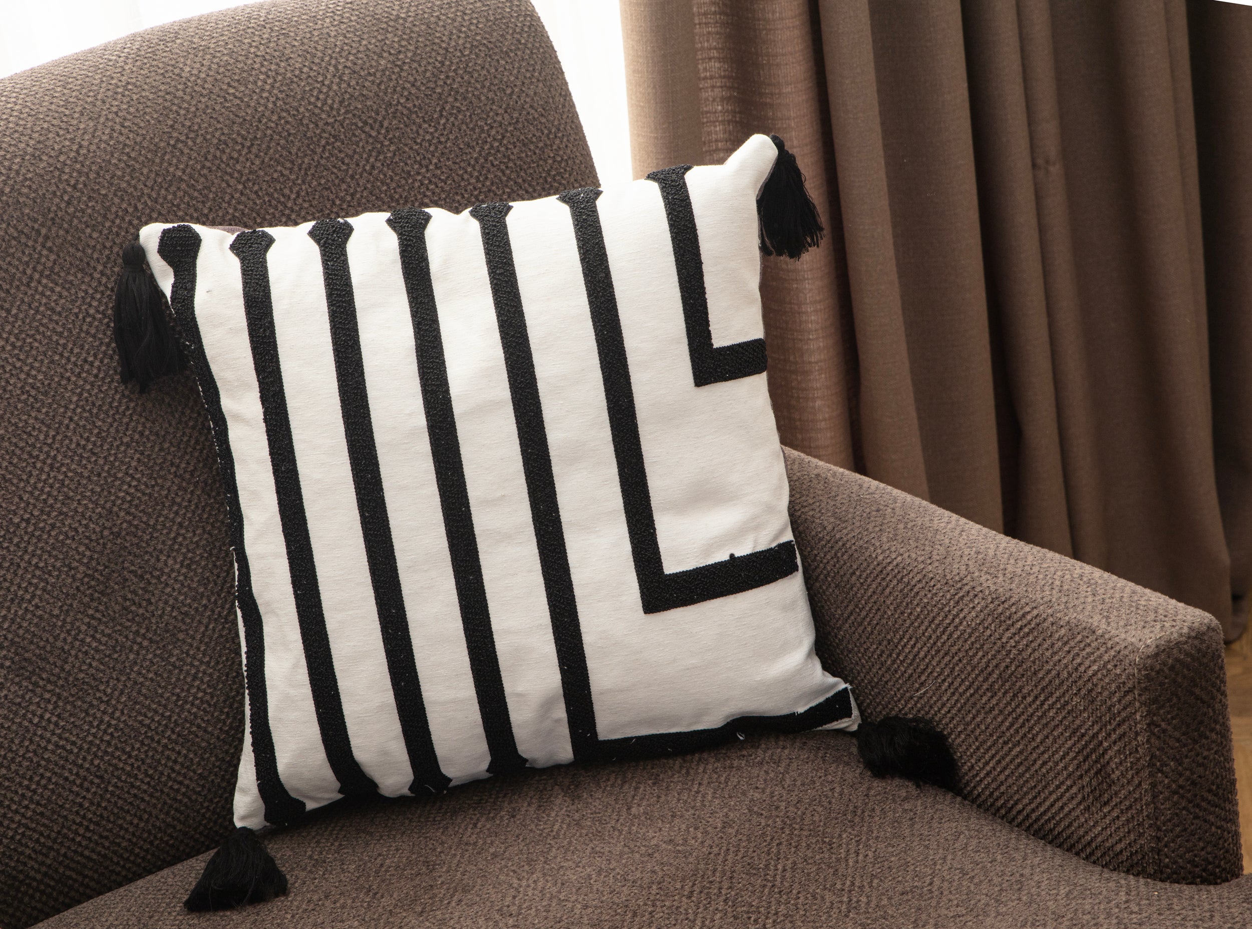 Dekoratif Punch İşlemeli Püsküllü Keten Kırlent Kılıfı, Siyah