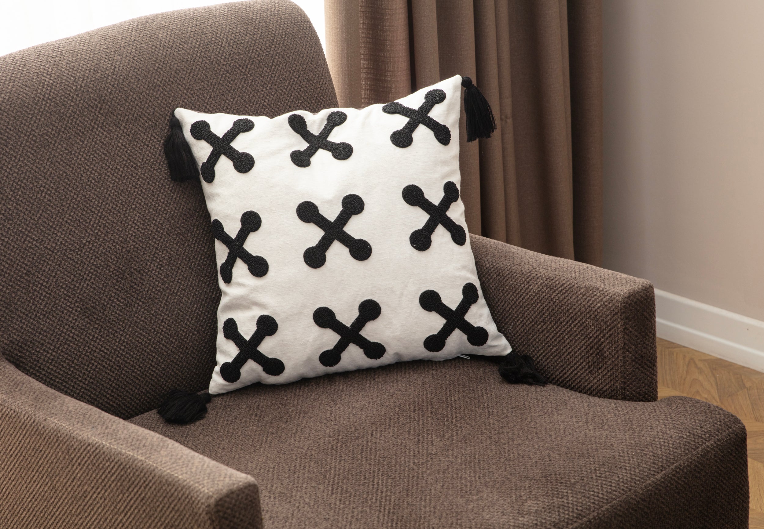 4'lü Kombin Dekoratif Punch İşlemeli Püsküllü Keten Kırlent Kılıfları, Siyah