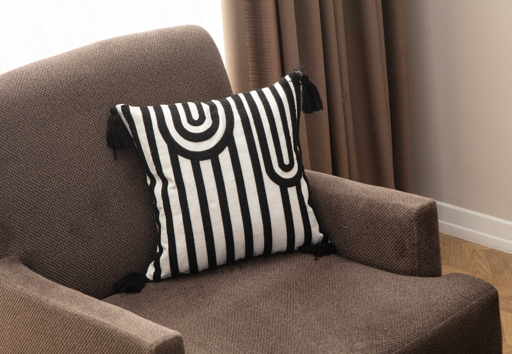 Dekoratif Punch İşlemeli Püsküllü Keten Kırlent Kılıfı, Siyah