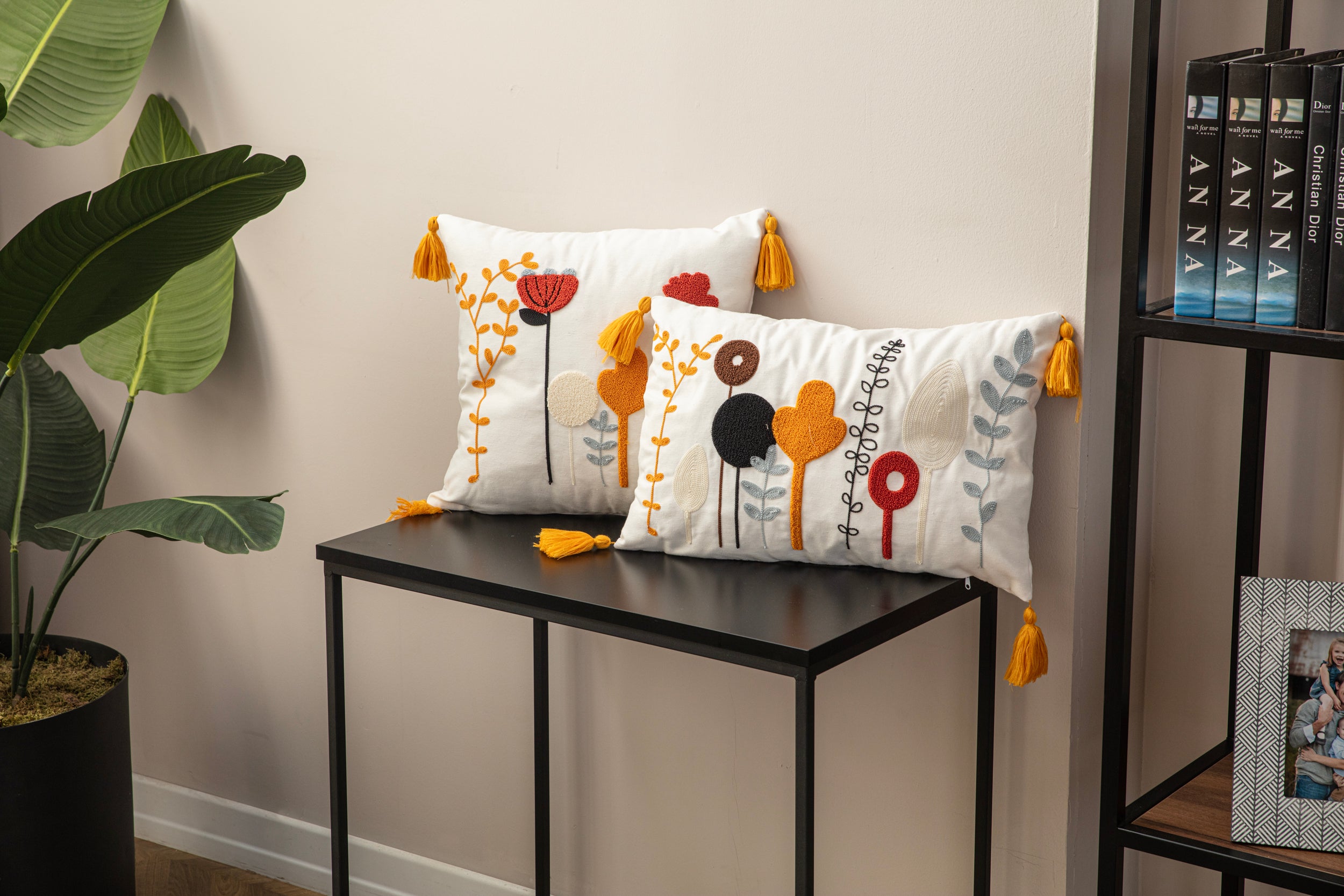 Dekoratif Punch İşlemeli Püsküllü Keten Kırlent Kılıfı