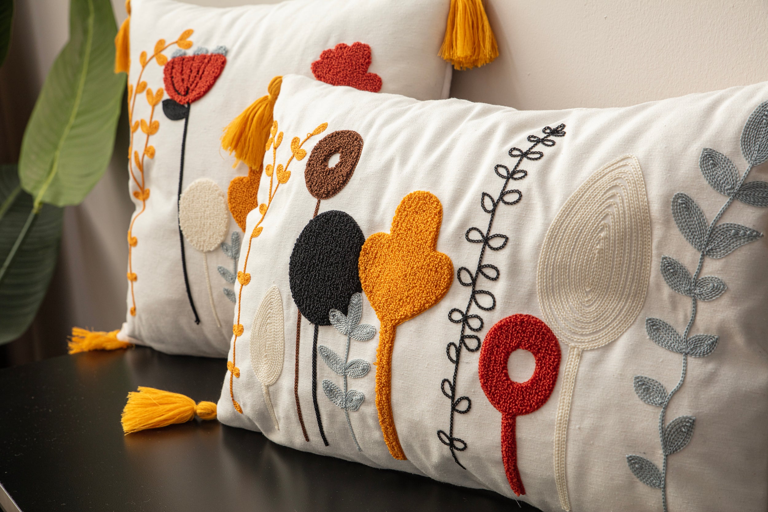 Dekoratif Punch İşlemeli Püsküllü Keten Kırlent Kılıfı