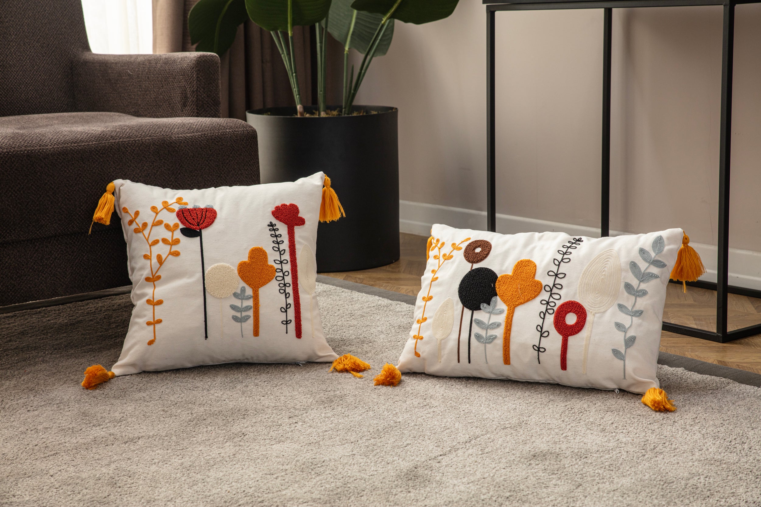 Dekoratif Punch İşlemeli Püsküllü Keten Kırlent Kılıfı