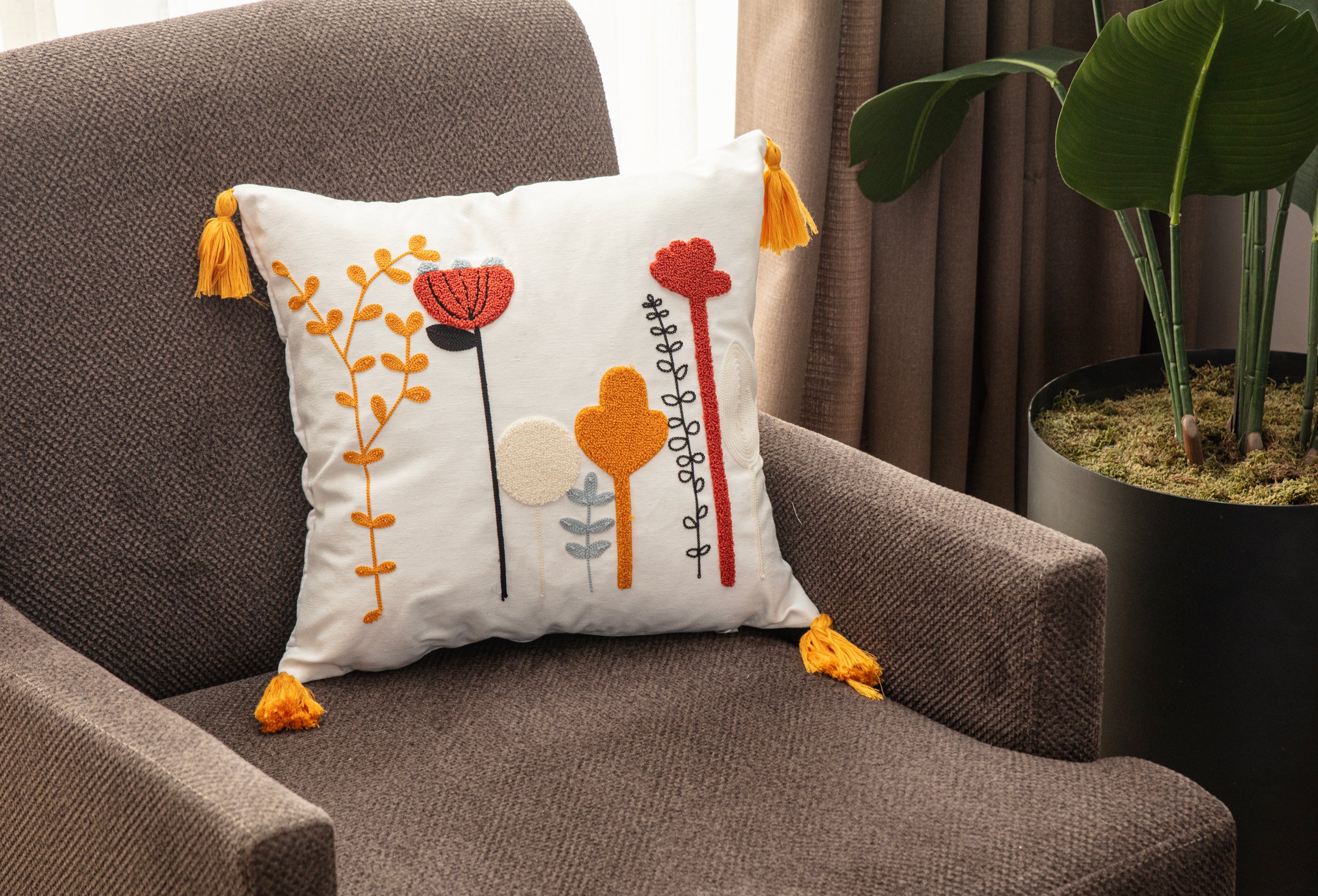 Dekoratif Punch İşlemeli Püsküllü Keten Kırlent Kılıfı